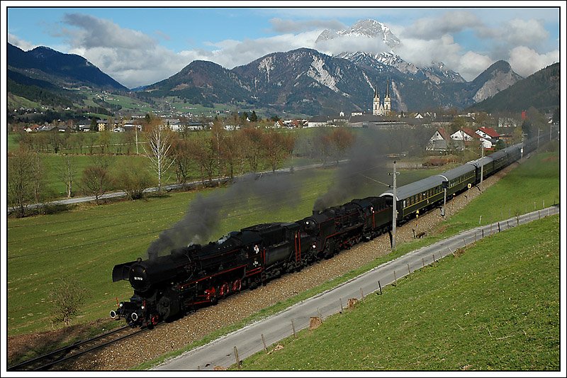 52.7612 und der 50.1171 der Firma Brenner&Brenner am 19.4.2008 mit dem Sonderzug E 16317 (Hersbruck-Selztal), welchen sie in St. Valentin bernommen haben, kurz nach der Ausfahrt aus Admont.