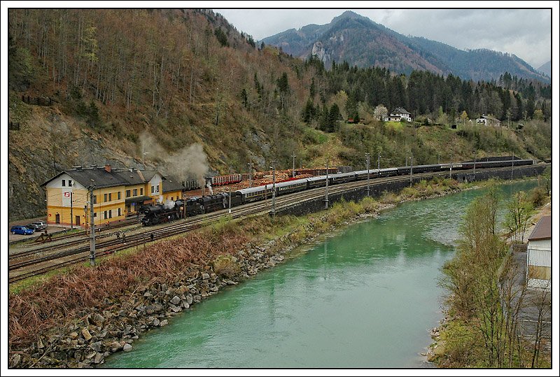 52.7612 und der 50.1171 der Firma Brenner&Brenner am 19.4.2008 mit dem Sonderzug E 16317 (Hersbruck-Selztal), welchen sie in St. Valentin bernommen haben, beim Halt in Weissenbach – St.Gallen.