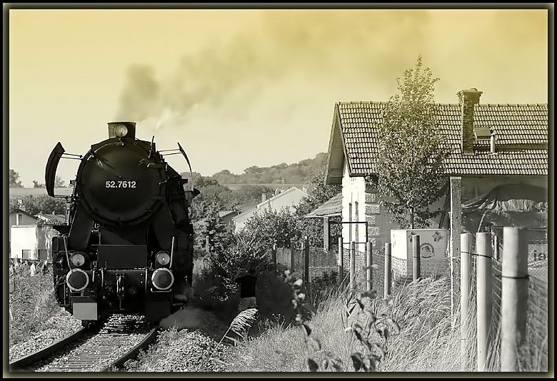 52.7612 der Firma Brenner&Brenner mit ihrem IGE Sonderzug R 16634 (Korneuburg nach Ernstbrunn) am 23.9.2006 beim der Scheineinfahrt in die Haltestelle Karnabrunn.