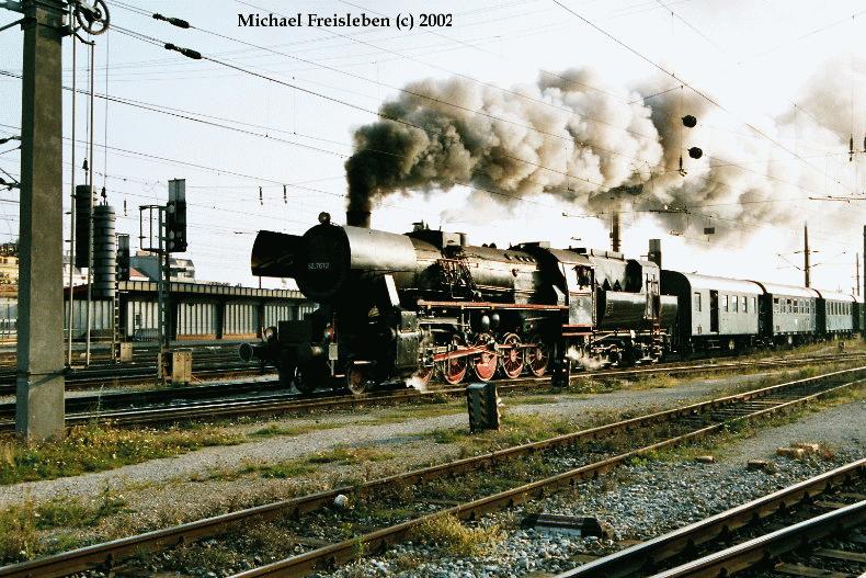 52.7612 mit einem Sonderzug bei der Ausfahrt aus dem Wiener Sdbahnhof, am 08-09-2002