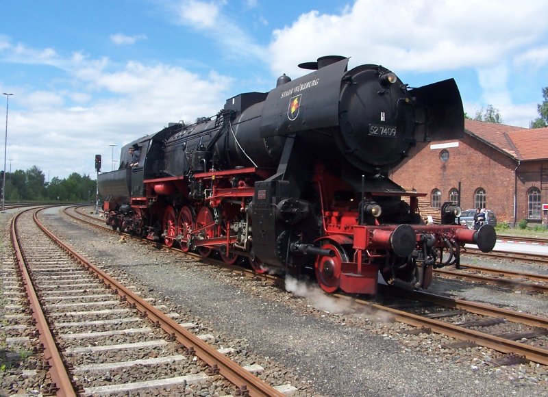 52er - die dritte. Hier die 52 7409 von der DGEG Wrzburg. Diese von der Wiener Lokfabrik Floridsdorf gebaute Maschine zhlt fr mich zu den schnsten, die mir je begegnet sind. Top gepflegt mit dem Wrzburger Wappen auf der Windleitbleche zeigt sie sich beim Dampflokfest in Neuenmarkt-Wirsberg im Sommer 2006