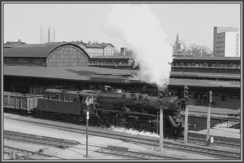 52er unbekannter Nummer im Bahnhof Rostock. Im Hintergrund erkennt man das DDR Emblem auf der Bahnhofsfassade. (Archiv 04/78)