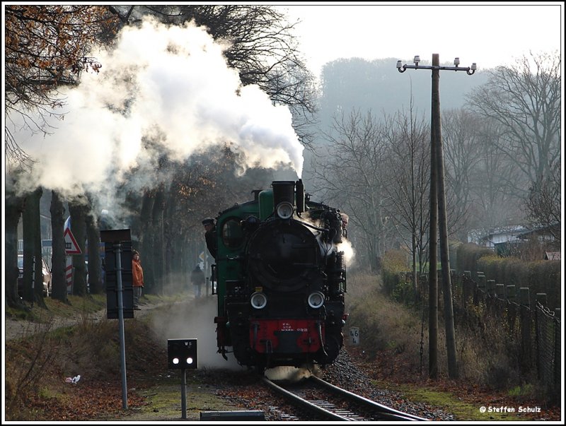 53 Mh ex. DR 99.4633 als Rasender Roland kurz vor dem Halt am  Kleinbahnbahnhof Binz am 30.12.07