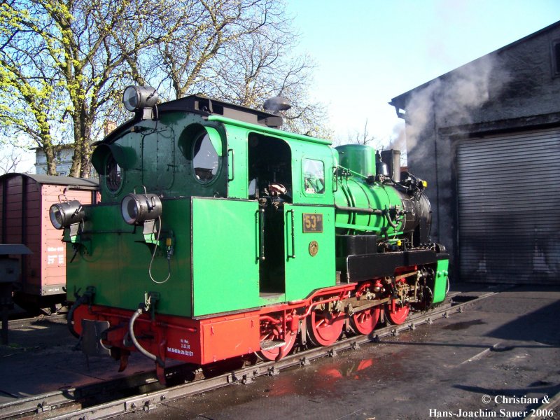 53 Mh der RKB (ehem. 99 4633 ) vor dem Lokschuppen in Putbus. Die Lok ist die zweit lteste noch betriebsfhige Dampflok der Kleinbahn. Sie wurde von Vulcan in Stettin 1925 als Heidampflok gebaut. Mai 2006 