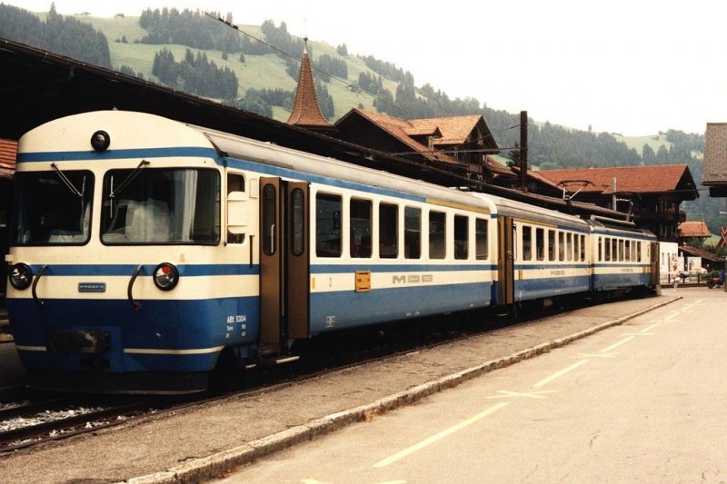 5304, 306, 5004 der Montreux-Oberland-Bahn (MOB) mit Zug Zweisimmen-Lenk auf Bahnhof Zweisimmen am 28-07-95. Bild und scan: Date Jan de Vries.