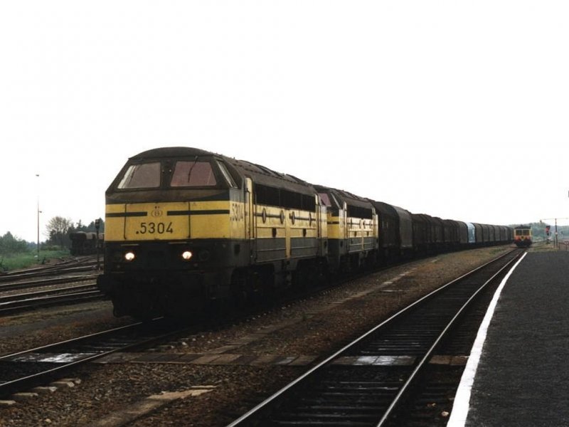5304 und 5204 mit einem Gterzug auf Bahnhof Bertrix am 18-5-2001.