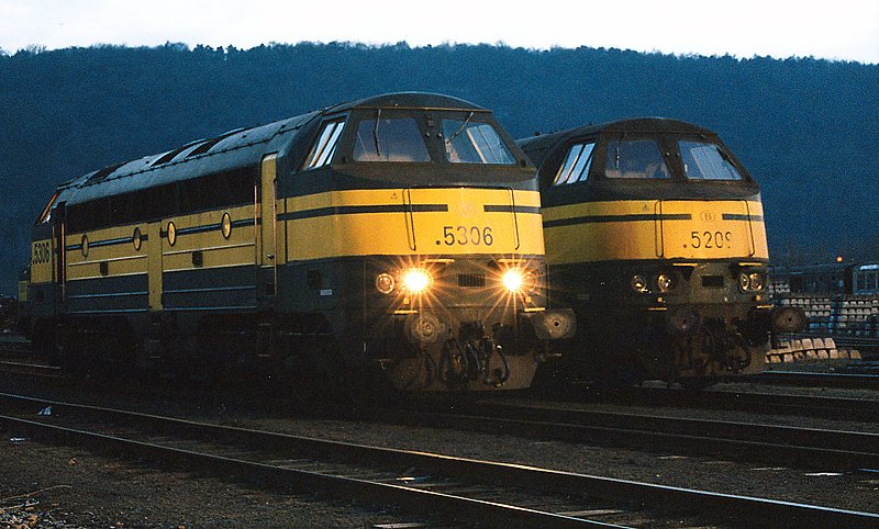 5306 wird neben 5209 zum Einsatz aufgerstet Depot Ronet (Namur)         01-2002