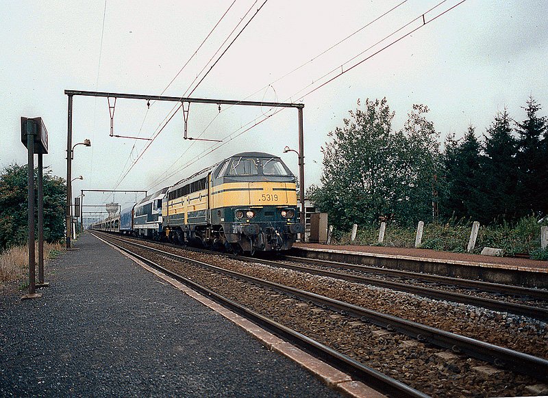 5319 untersttzt von einer CC 72000 (SNCF) zieht einen Zug ber die Rampe von Stockem Richtung Arlon. 11-1994