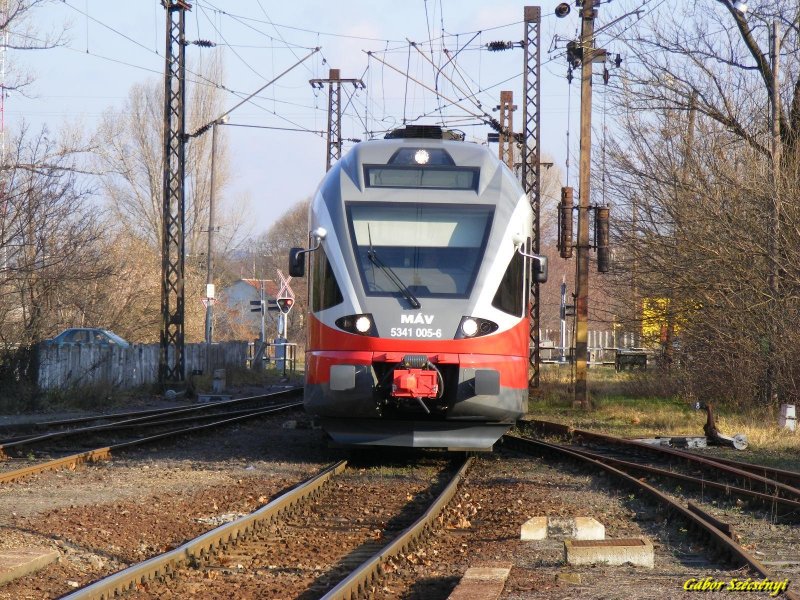 5341 005-6 fhrt in Bhf. Krnye ein.
13.12.2007.