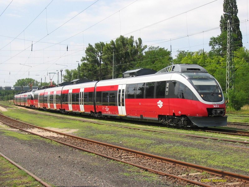 5342 004-8 abfahrbereit nach Budapest D�li pu.(S�dbhf.) in Oroszl�ny.
22.06.2007.