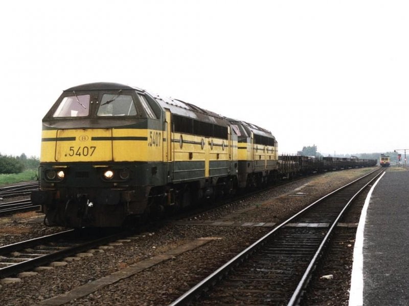5407 und 5216 mit einem Gterzug auf Bahnhof Bertrix am 18-5-2001.