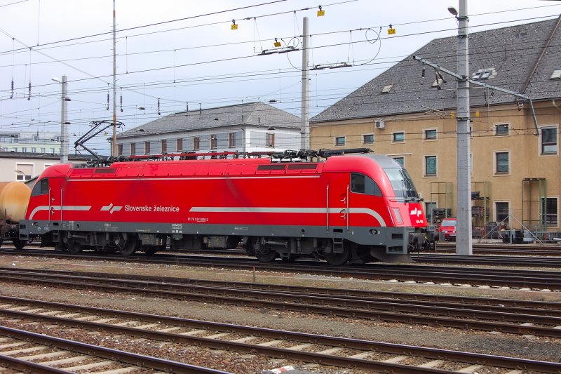 541 008-3 der SZ (Slowenische Eisenbahn), durcheilt mit einem Kesselwagenzug die Gterwagenabstellgruppe zu Linz an der Donau.