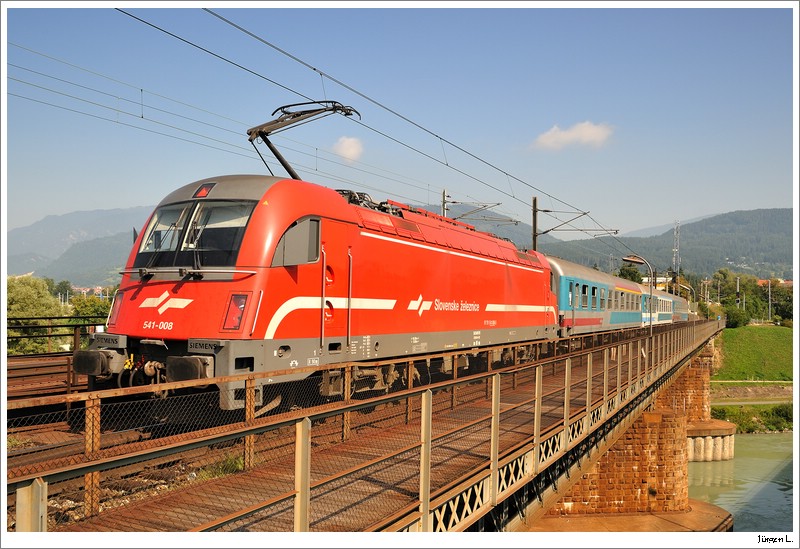 541-008 mit IC313 (Villach - Zagreb) auf der Draubrcke in Villach. 21.8.2009.
