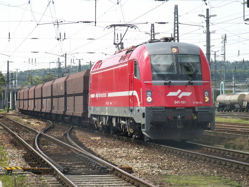 541-101 fhrt mit Erzzug 48408 samt 130 Minuten Versptung durch Attnang-Puchheim nach Linz (7.8.2007)