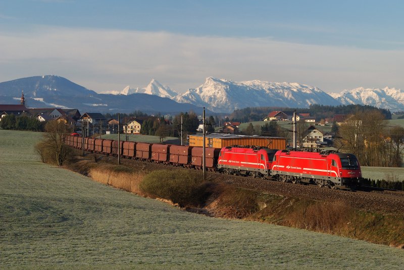 541 102 und 005 mit dem Koper-Erzzug 48408 bei Weng (08.04.2008)