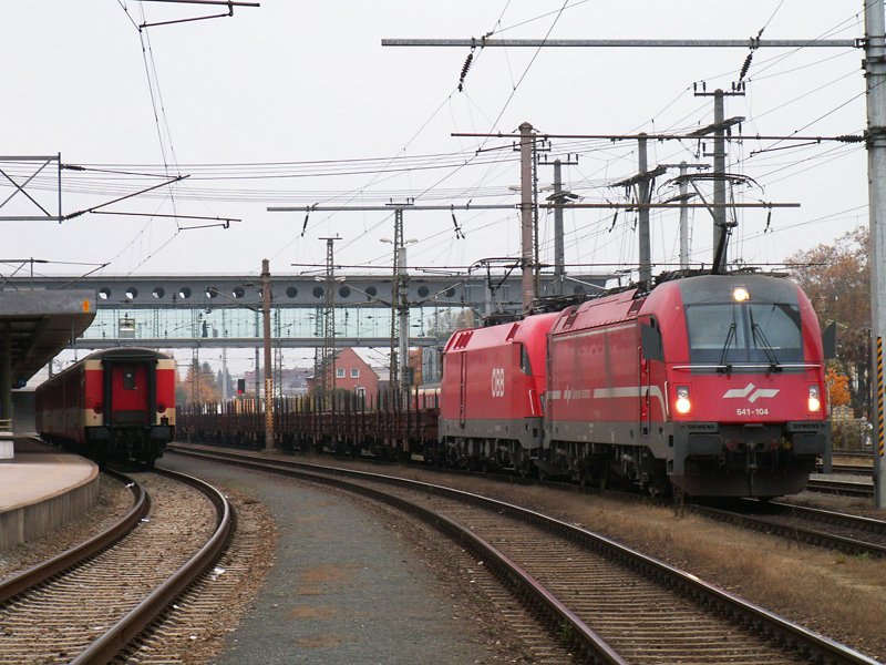 541 104 kam gerade als Lokzug nach Wels Hbf, und wurde anschlieend an diesen Gterzug samt 1116 angekuppelt, um dann diesen Richtung Linz zu befrdern (3.11.2007)