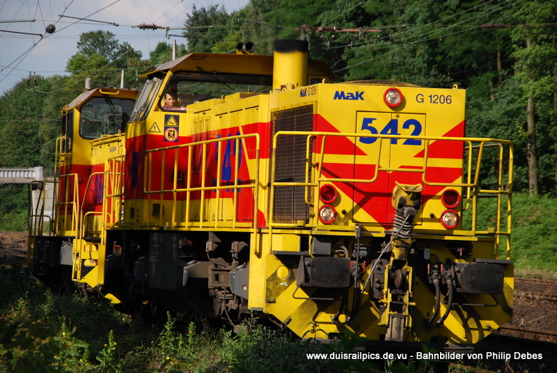 542 (Eisenbahn und Hfen) fhrt am 23. Juni 2009 um 17:39 Uhr zusammen mit 866 durch Duisburg Neudorf