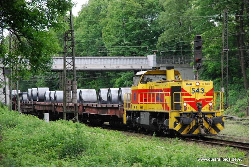 543 (Eisenbahn un Hfen) fhrt am 16. Mai 2009 um 15:53 Uhr mit einem GZ durch Duisburg Neudorf