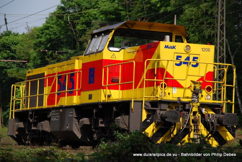 545 (Eisenbahn und Hfen) fhrt am 30. April 2009 um 15:54 Uhr durch Duisburg Neudorf
