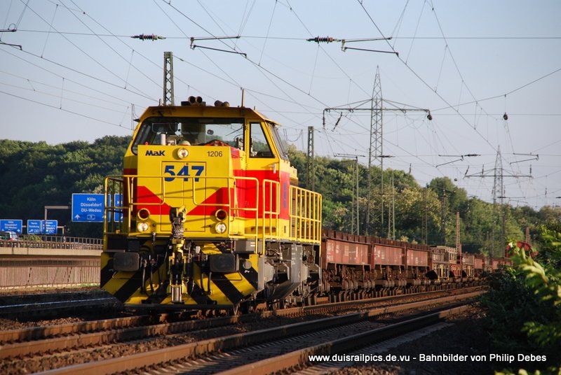 547 (Eisenbahn und Hfen) fhrt am 22. Mai 2009 um 20:08 Uhr mit einem GZ durch Duisburg Obermeiderich