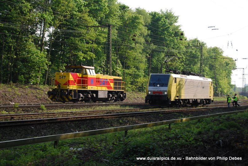 547 (Eisenbahn un Hfen) fhrt am 23. April 2009 um 17:02 Uhr parallel mit 189-926RT durch Duisburg Neudorf, whrend dort Messungen durchgefhrt wurden