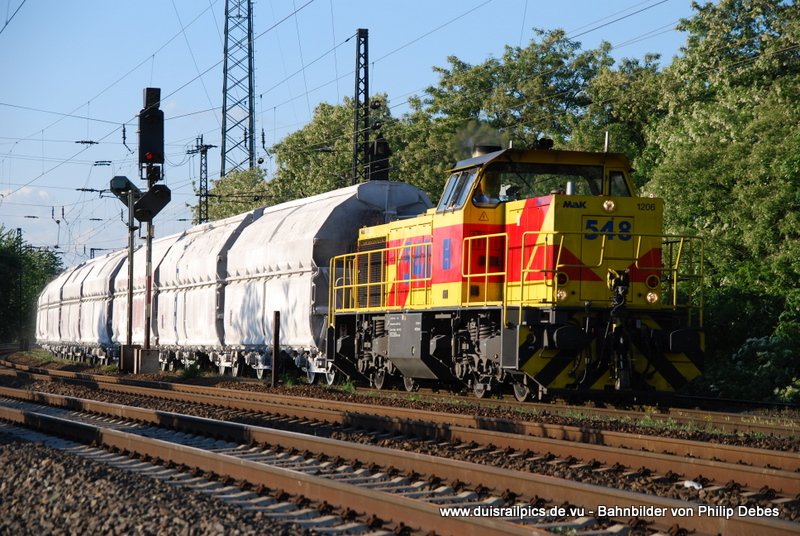 548 (Eisenbahn und Hfen) fhrt am 22. Mai 2009 um 19:50 Uhr mit einem GZ durch Duisburg Obermeiderich