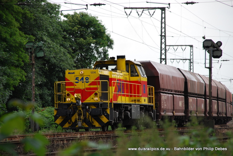 548 (Eisenbahn un Hfen) fhrt am 17. Juni 2009 um 17:26 Uhr mit einem GZ durch Duisburg Neudorf