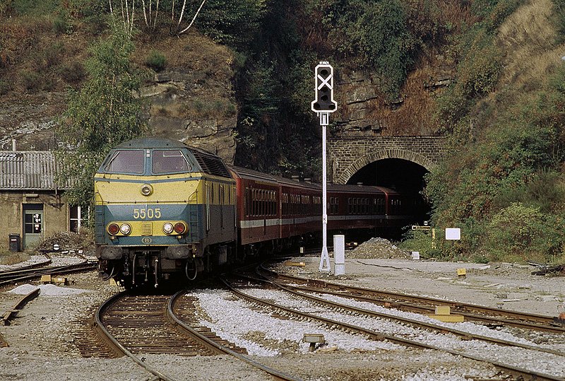 5505 fhrt in den Bhf von Troisvirges (L) ein 10-1991