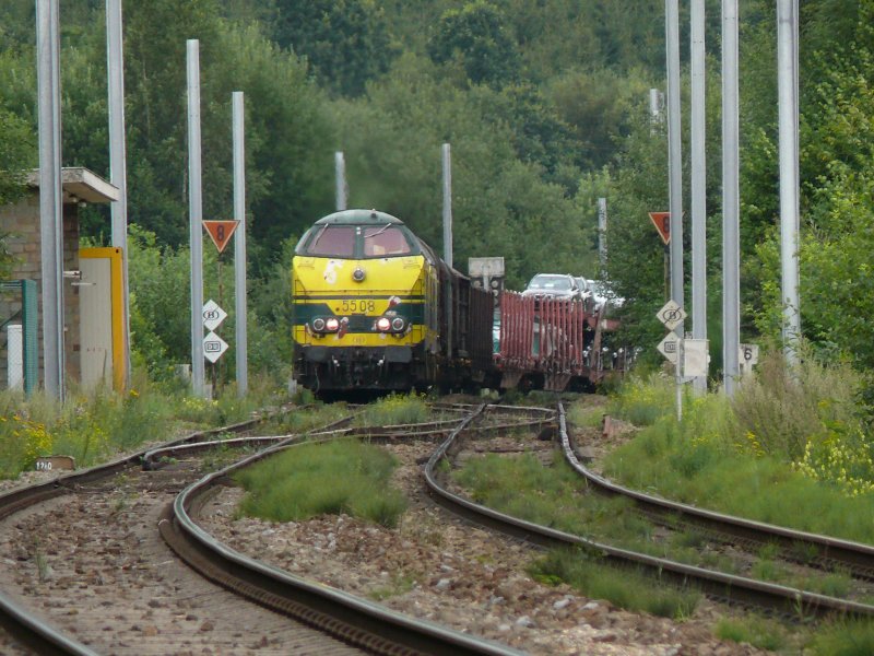 5508, die auch schon bessere Tage gesehen hat, passiert an dieser Stelle die Grenze zwischen DB- und SNCB-Netz. Gut zu erkennen auch die vor wenigen Tagen errichteten Masten zur Elektifizierung der Liniz 24 zwischen Montzen und Aachen-West. Aufgenommen am 02/08/2008 in Gemmenich-Botzelaer.