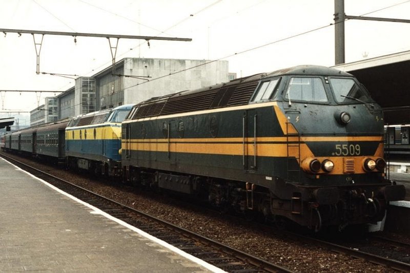 5509 und 5510 mit IR 115 Lige-Luxembourg auf Bahnhof Lige Guillemins am 25-10-1993.