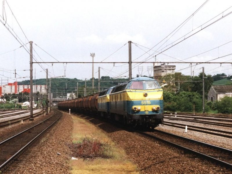 5515 und 5519 mit einem Gterzug nach Kinkempois auf Bahnhof Bressoux am 16-5-2001. Bild und scan: Date Jan de Vries. 