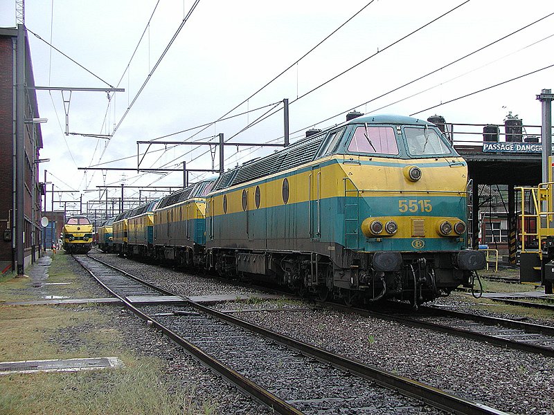 5515 fhrt die Reihe der 55er am arbeitsfreien Sonntag im Oktober 2003 im BW Kinkenpois (Lttich) an 