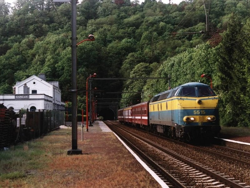 5515 mit IR 4017 zwischen Liers und Gouvy auf Bahnhof Esneux am 17-05-2001.