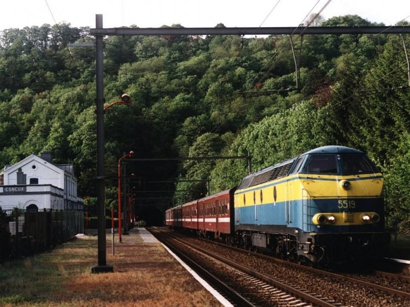5519 mit IR 4018 zwischen Liers und Gouvy auf Bahnhof Esneux am 17-05-2001.