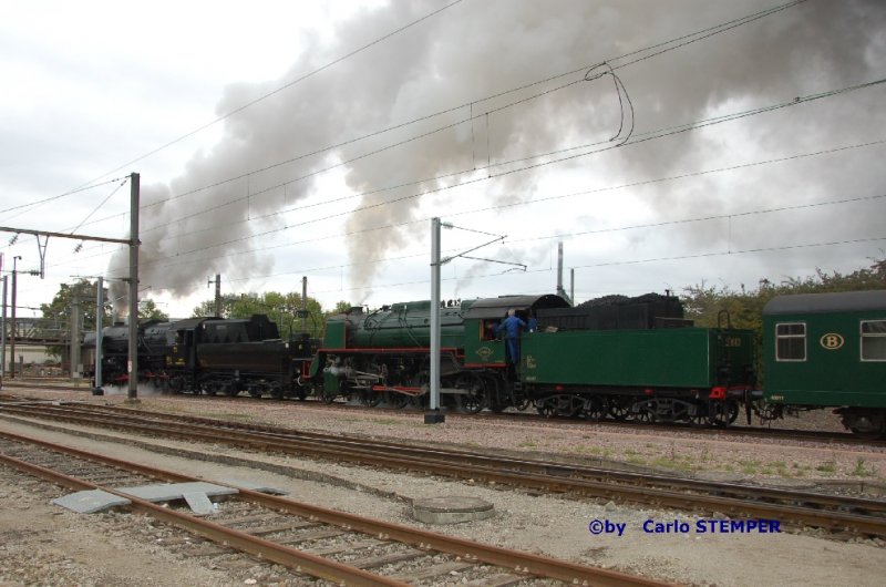 5519 mit mit belgischer Lok 29013 auf dem Nachhauseweg von Bettemburg nach Kleinbettingen am 4.10.2009 warten auf freie Fahrt auf der Abzweigung Muhlenweg.