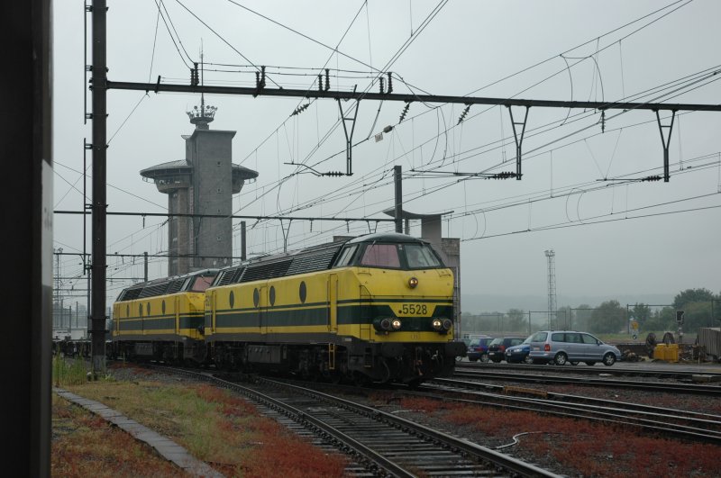 5528 + 5539 verlassen Montzen mit einem Leerzug Richtung Aachen 04.06.2004