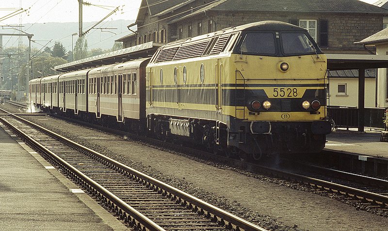 5528 im Bhf von Ettelbruck (L), 10-1991
