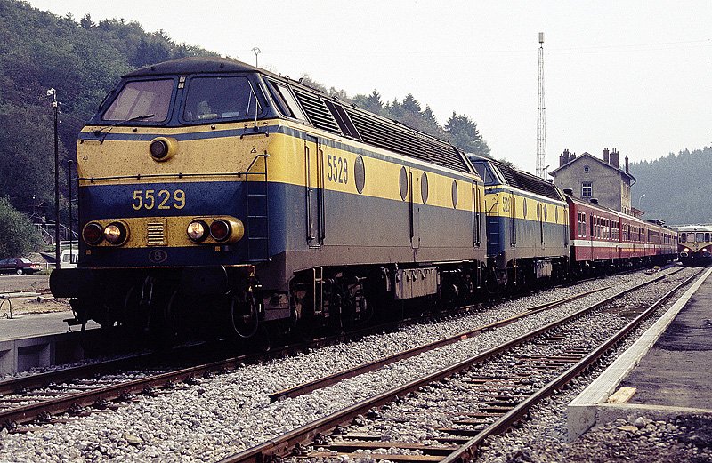 5529 + 5523 fahren aus Troisvierges (L) aus. 10-1991