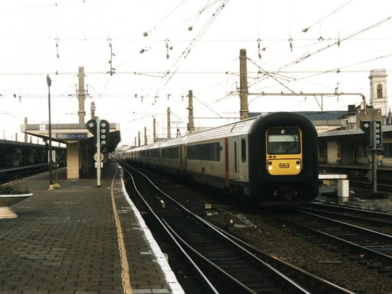 553, 547 und 567 mit IC 1535 Knokke-Blankenberge auf Bahnhof Bruxelles Midi am 26-12-2001. Bild und scan: Date Jan de Vries. 