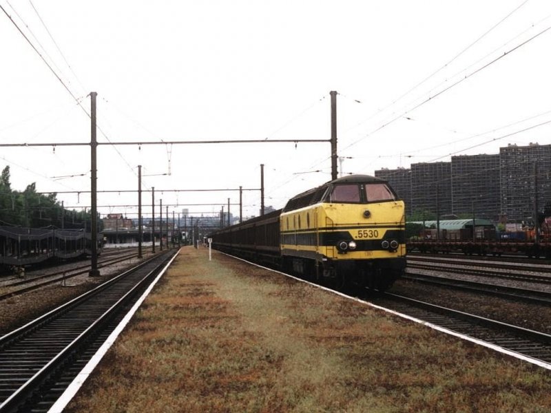 5530 mit Gterzug auf Bahnhof Bressoux am 16-5-2001.
