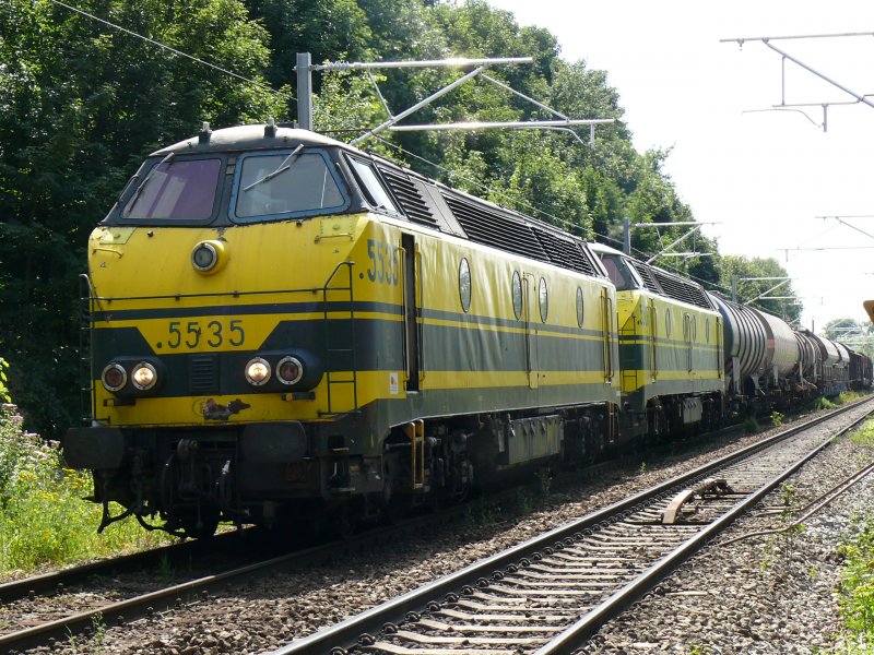 5535 und 5508 auf dem Weg in Richtung Aachen-West, auf den letzten Metern vor dem Gemmenicher Tunnel auf belgischer Seite. Die Elektrifizierung ist schon weit vorangeschritten : die Masten stehen bereits, allerdings noch ohne Fahrdraht. Aufgenommen am 09/08/2008 bei Gemmenich/Botzelaer.