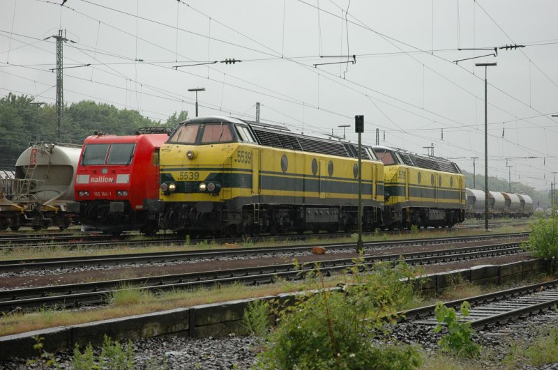 5539 + 5528 stehen abfahrbereit in Aachen West 04.06.2004