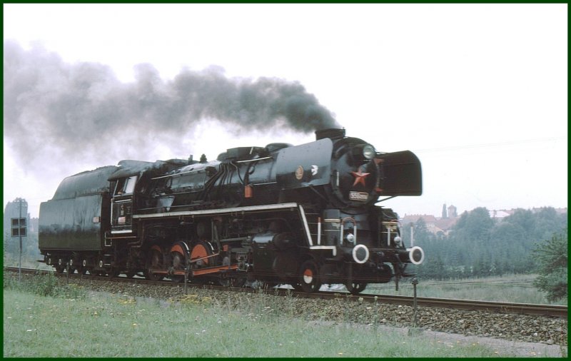 556.0506 dampft die Steigung von der Grenze zum Bahnhof Gmnd hinauf. Rechts neben dem Vorderrad erkennt man die Geleise der Waldviertelbahn nach Gross Gerungs. (Archiv 09/75)
