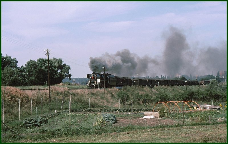 556.0506 nhert sich mit einem Gterzug aus Ceske Velenice dem Grenzort Gmnd/N. Die Lok hat soeben die Unterfhrung der Schmalspurbahn nach Gross Gerungs berquert. (Archiv 09/75)