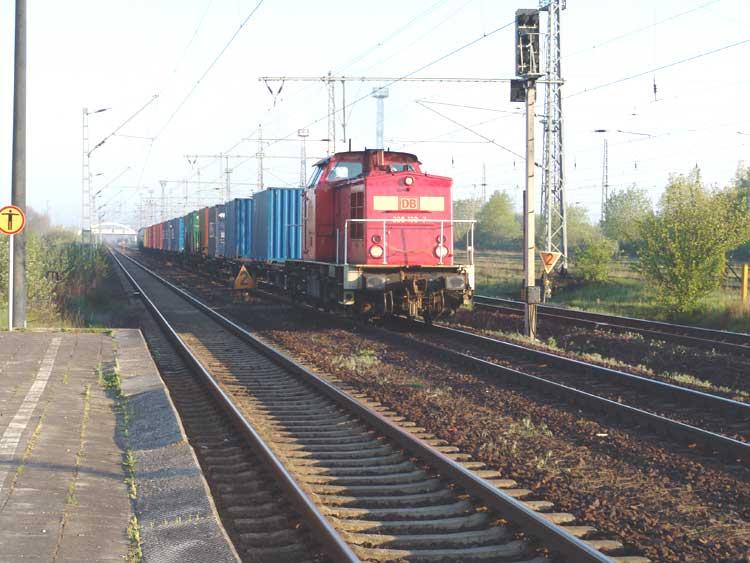 55743 von WRS nach Lalendorf bei der Ausfahrt aus dem Cargo-Bahnhof Rostock-Seehafen.Aufgenommen am 13.05.05 