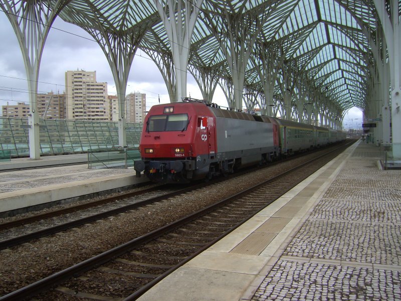 5603-4 wartet am 19.03.08 im Bahnhof Lissabon Oriente auf die Ausfahrt.