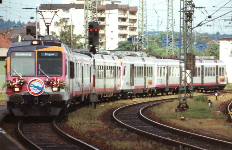 566 631 und ein weiterer ET 566 in Doppeltraktion zur Einfhrung der S-Bahnstrecke  SEEHAAS  von Konstanz nach Engen am 20.5.1994 in Singen.