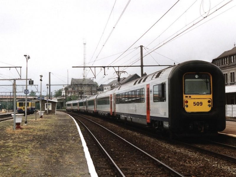 567 und 509 mit IC 2137 Luxembourg-Bruxelles Midi auf Bahnhof Libramont am 18-5-2001. Bild und scan: Date Jan de Vries. 