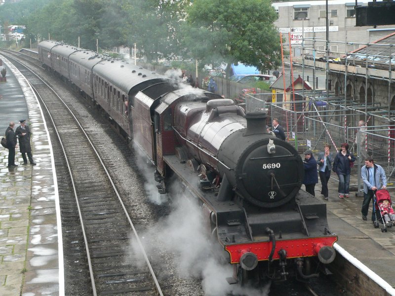 5690 Leander der East Lancs Railway - einer Museumsstrecke zwischen Heywood und Rawtenstall nahe Manchester - wartet im August 06 in Rawtenstall auf den Gegenzug.