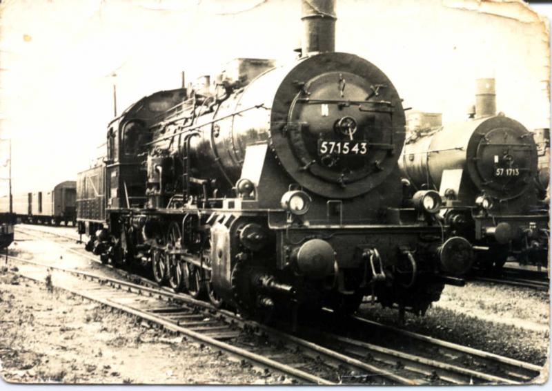 57 1543 und 57 1713 (hinten)waren Ende der 60�r Jahre in Wismar als Rangierloks t�tig. Ob diese Loks noch existieren weis ich leider nicht.

<a href= http://www.bahnbilder.de/kauf  target= _blank ><img src= http://www.bahnbilder.de/counter/counter_new.php?key=17104274  alt= Bahnbilder.de  title= bahnbilder.de  border= 0 ></a>
